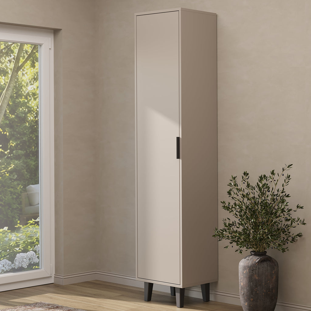 Hochschrank NORD neben Schuhschrank und Garderobenpaneel der Serie NORD