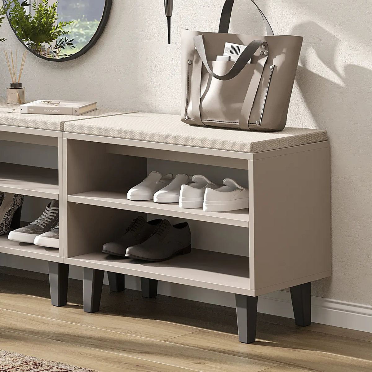 Sitzbank NORD in Beige mit Schuhen in den offenen Fächern